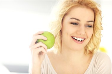 Yeşil Elma yiyen genç kadın