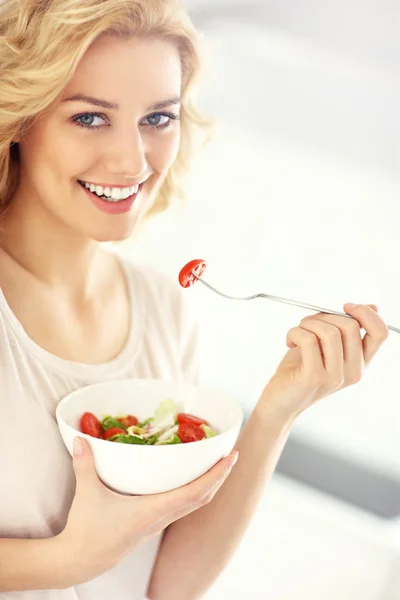 Fiatal nő eszik saláta — Stock Fotó