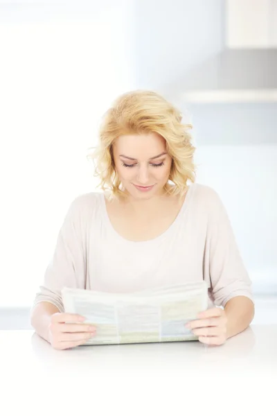 Woman reading paper — Stock Photo, Image