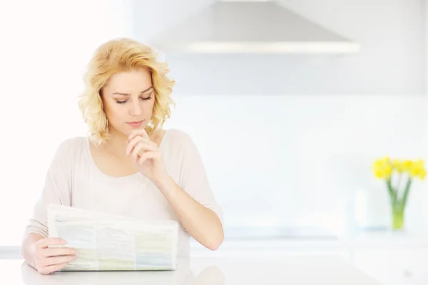 Woman reading paper — Stock Photo, Image