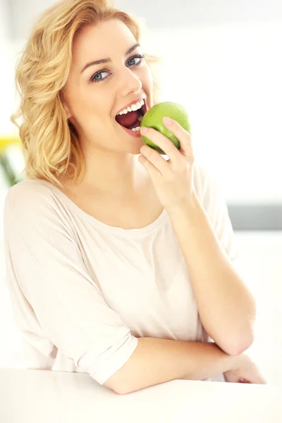 Mujer joven comiendo manzana —  Fotos de Stock