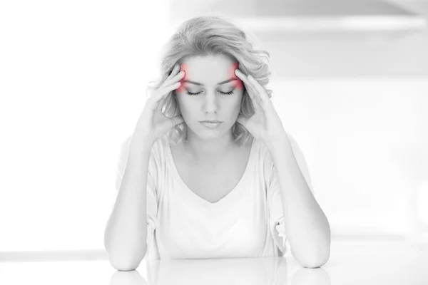 Donna adulta che ha mal di testa a casa — Foto Stock