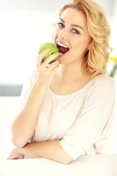 Ung kvinna äter äpple — Stockfoto