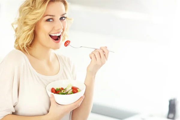 Mujer joven comiendo ensalada —  Fotos de Stock