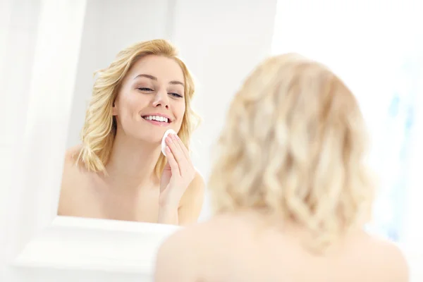 Happy woman cleaning face — Stock Photo, Image