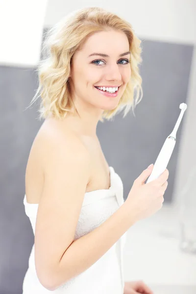 Szczęśliwa kobieta szczotkowanie zębów — Zdjęcie stockowe