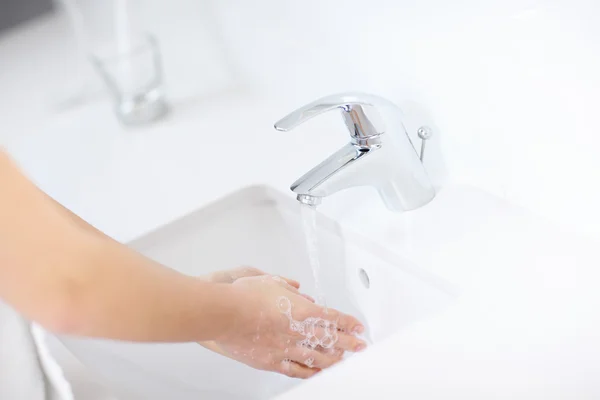 Frau putzt Hände — Stockfoto