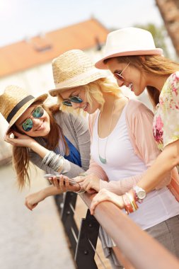 üç arkadaş Smartphone kullanarak