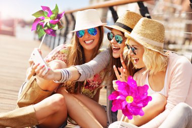 arkadaşlar selfie şehirde alarak