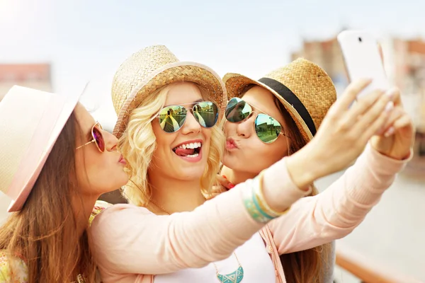 arkadaşlar selfie şehirde alarak