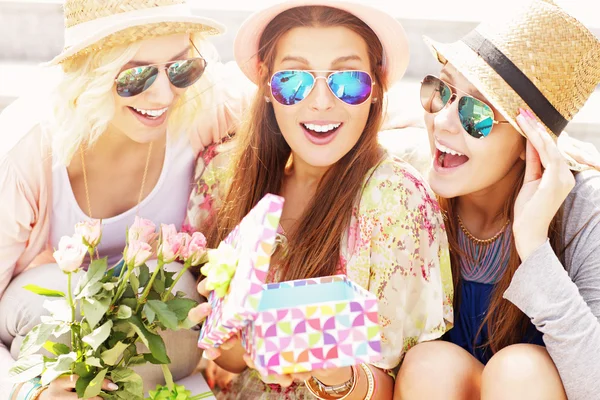 Doğum günü hediyesi yapma arkadaşlar