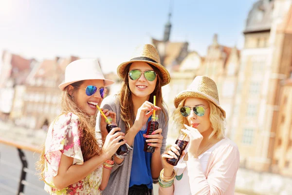 Kokteyl içme arkadaş grubu