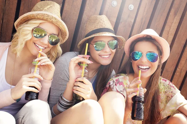 Amis féminins Boire des cocktails — Photo