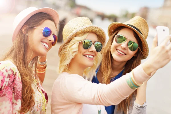 Amici che scattano selfie — Foto Stock