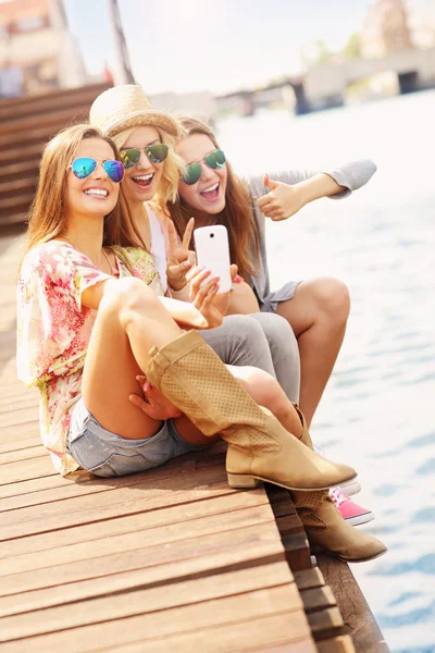 selfie alarak arkadaş grubu