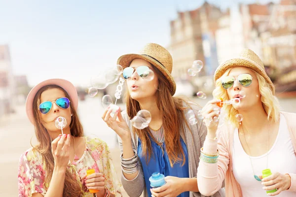 Amici che soffiano bolle di sapone — Foto Stock