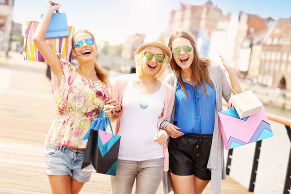 Groep vrienden winkelen — Stockfoto