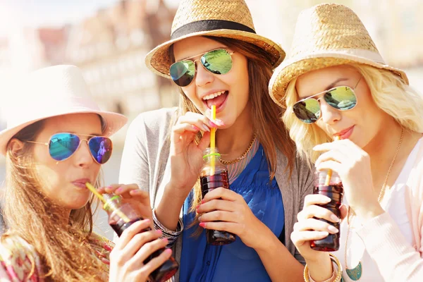 Kokteyl içme arkadaş grubu