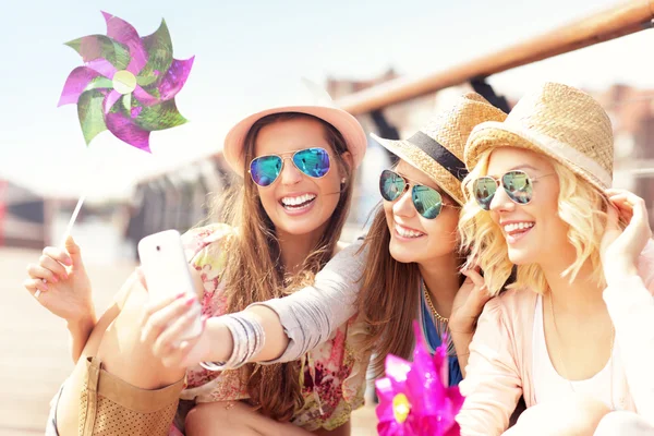 arkadaşlar selfie şehirde alarak