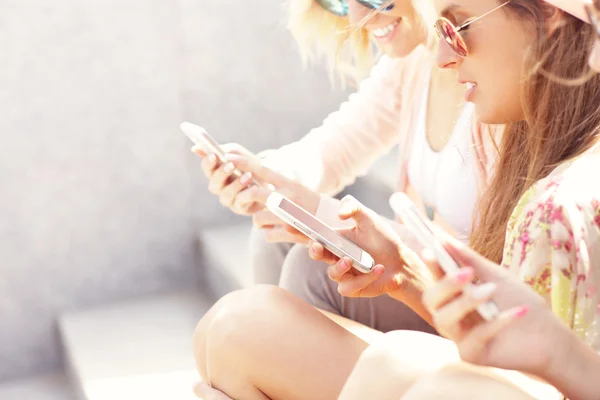 Kvinnliga vänner använder smartphones — Stockfoto