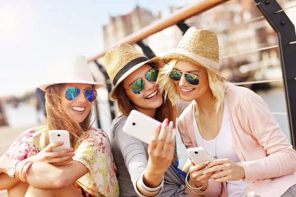 Amigos tomando selfie en la ciudad — Foto de Stock