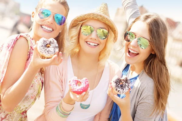 Groep vrienden donuts eten — Stockfoto