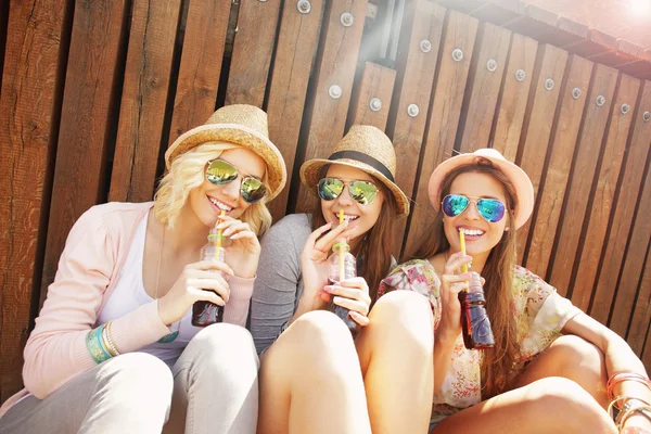 Amigos do sexo feminino Bebendo Cocktails — Fotografia de Stock