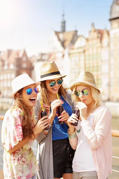 Group of friends drinking cocktails — Stock Photo, Image