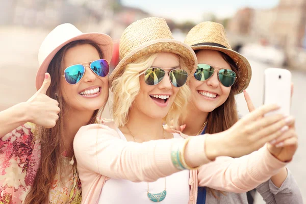 Przyjaciele biorąc selfie w mieście — Zdjęcie stockowe