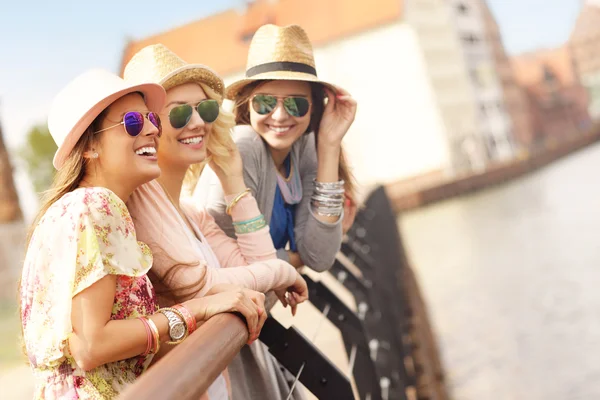 Amigos paseando por la ciudad — Foto de Stock