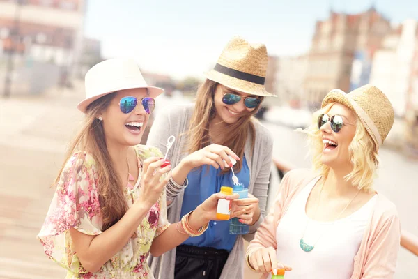 Mulheres felizes soprando bolhas de sabão — Fotografia de Stock