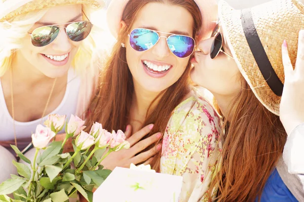 Amigos femininos fazendo uma surpresa de aniversário — Fotografia de Stock