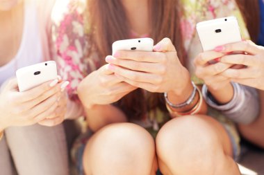 Akıllı telefonlar kullanan arkadaş grubu
