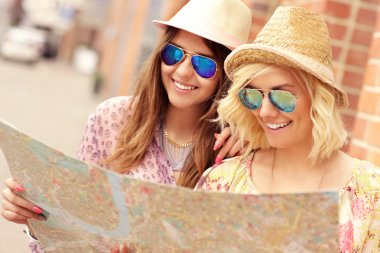 mutlu kız arkadaşlar şehir gezi