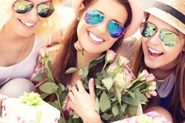 Bir sürpriz yapma arkadaş grubu