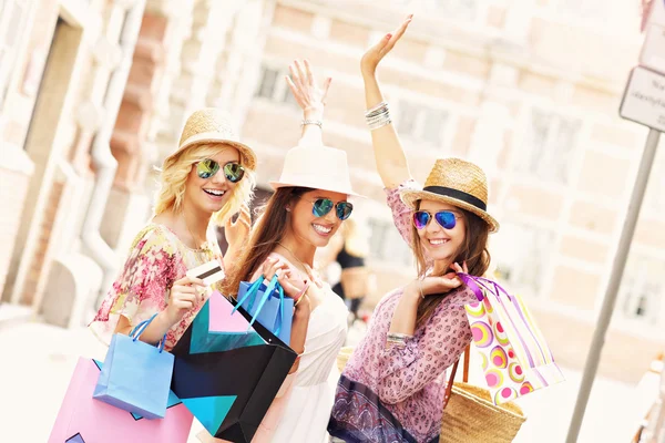 Gruppo di amici felici shopping — Foto Stock