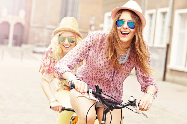 Amigos montar en bicicleta tándem —  Fotos de Stock