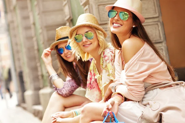 Amigos felizes descansando após as compras — Fotografia de Stock