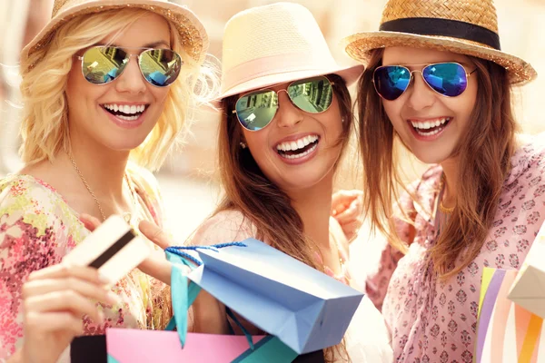 쇼핑 하는 행복 한 친구의 그룹 — 스톡 사진
