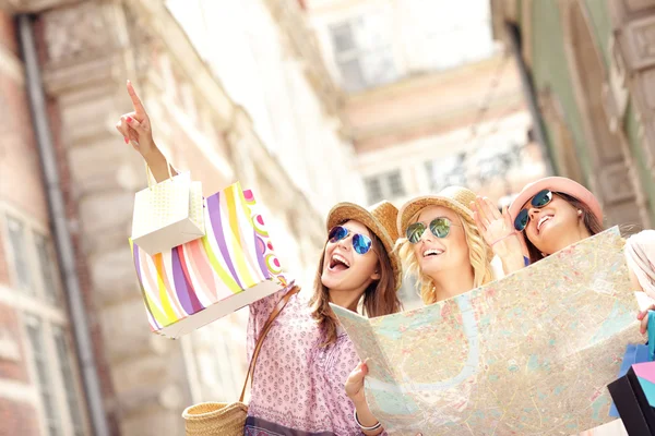 Group of girl friends sightseeing — Stock Photo, Image