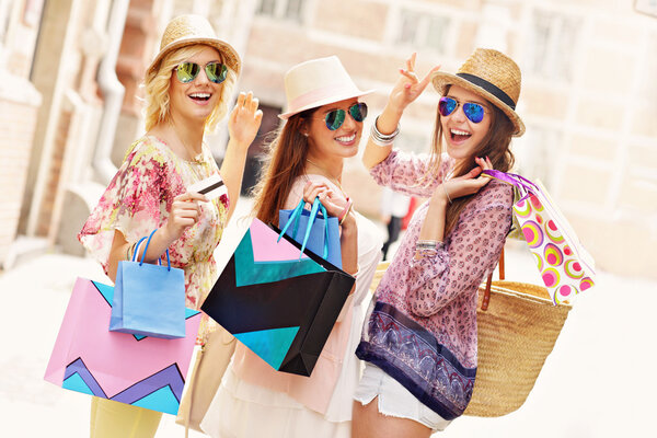 Grupo de amigos felices de compras — Foto de Stock