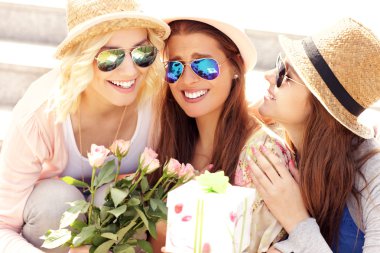 kız arkadaşlar doğum günü kutluyor