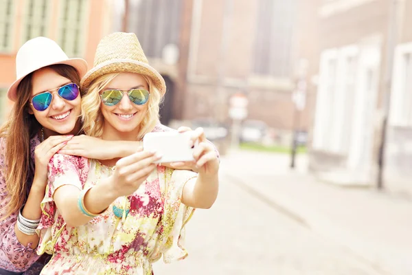 Dziewczyna przyjaciółmi przy selfie — Zdjęcie stockowe