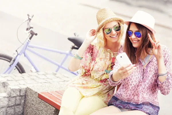 Twee meisje vrienden met behulp van smartphone — Stockfoto