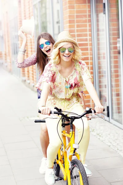 Przyjaciółki jazda rower tandem — Zdjęcie stockowe