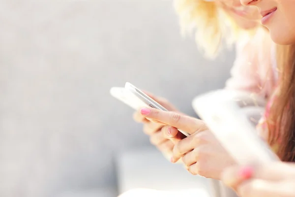 Menina amigos usando smartphones — Fotografia de Stock