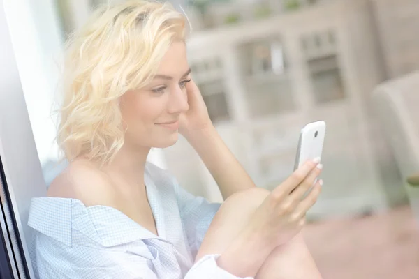 Young pretty woman  texting — Stock Photo, Image
