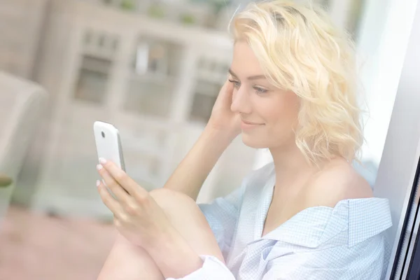 Young pretty woman  texting — Stock Photo, Image