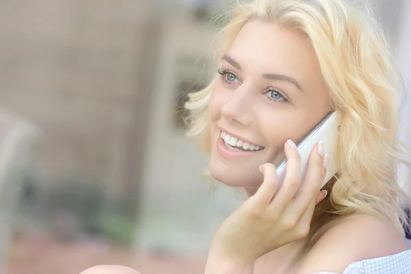 Молодая красивая женщина разговаривает по телефону — стоковое фото