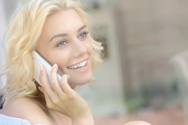 電話で話している若いきれいな女性 — ストック写真